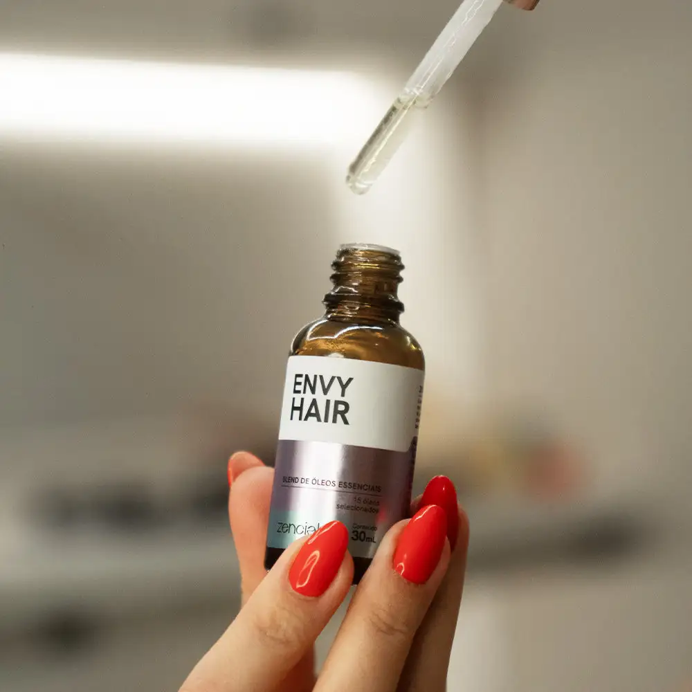 “Aplicação do sérum EnvyHair Óleo Capilar com conta-gotas em frasco de 30ml.”